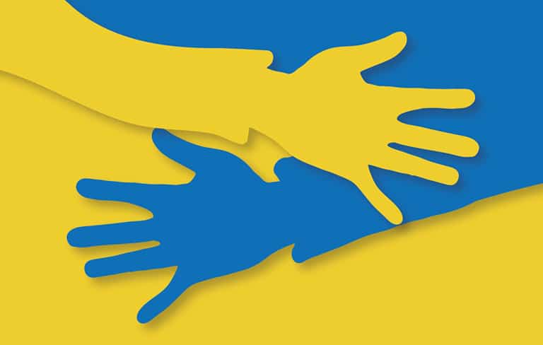 drapeau ukrainien avec mains pour montrer le soutien
